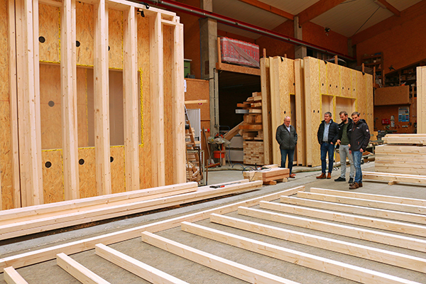 Bei Gätje Holzbau gab es einen Einblick in die Fertigung der
Wandteile